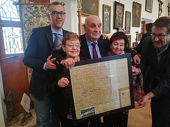 L'inizio della cerimonia nel teatro comunale, presenti il Prefetto Carla Cincarilli, l'Assessore di Pesaro Giuliana Ceccarelli e il Vice Presidente della Comunità ebraica di Ancona Remo Morpurgo. Dopo il via con le musiche suonate dalla fisarmonica di Raffaele Damen, è stato il momento della presentazione del libro "Siamo qui siamo vivi", curata, con l'autore, da Samuele Giombi.