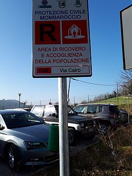 Alcuni volontari della Protezione Civile di Mombaroccio con le nuove divise impermeabili