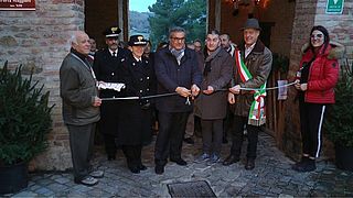 Taglio del nastro, da sinistra: il Comandante della Compagnia dei Carabinieri Magg. Patrizia Gentili, il Vice Presidente del Consiglio Regionale Renato Claudio Minardi, il Presidente della Proloco di Mombaroccio Damiano Bartocetti, il Vicesindaco di Mombaroccio Mauro Ferri