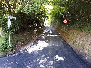 L'inizio di via della Dora, dalla Coppa a Montegiano, e due immagini del parcheggio di via Gramsci, dietro alla Scuola Materna a Villagrande.
