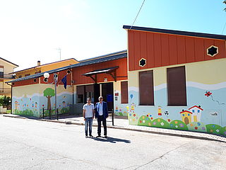 La scuola materna di Mombaroccio. Sono visibili gli agganci dei tiranti che rendono la struttura più stabile. Nell'immagine il Sindaco Angelo Vichi e il progettista e direttore dei lavori Flavio Tartero.