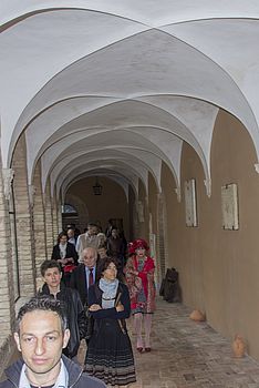 Dopo il giro nella chiesa e nel chiostro, è la volta dello storico refettorio e dell'antiquarium, che conserva la lettera in latino di Erich Eder a sua madre.